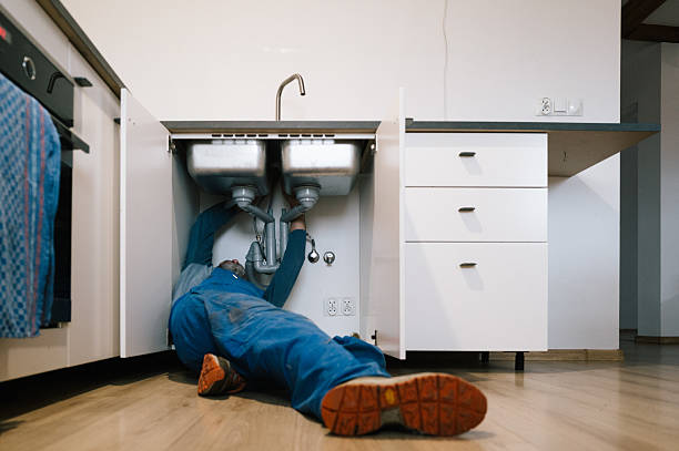 Professional Emergency Plumber technician working in Aragon, GA